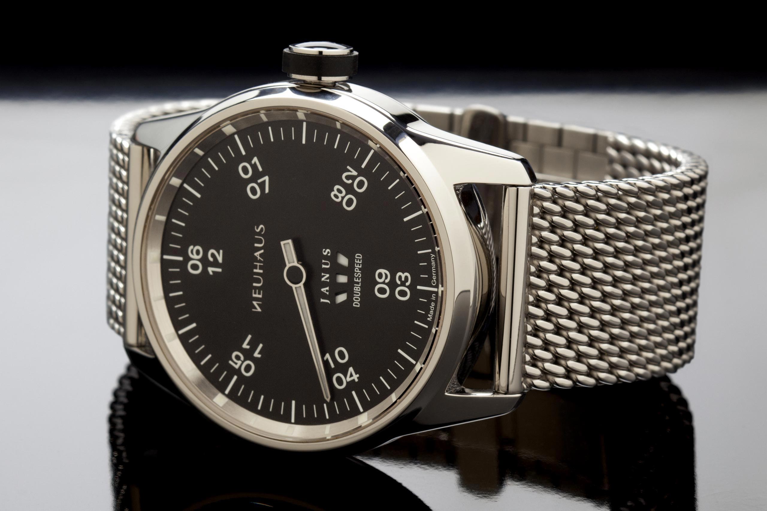 Einzeigeruhr von NEUHAUS Timepieces, Modell JANUS DoubleSpeed ds01N liegend