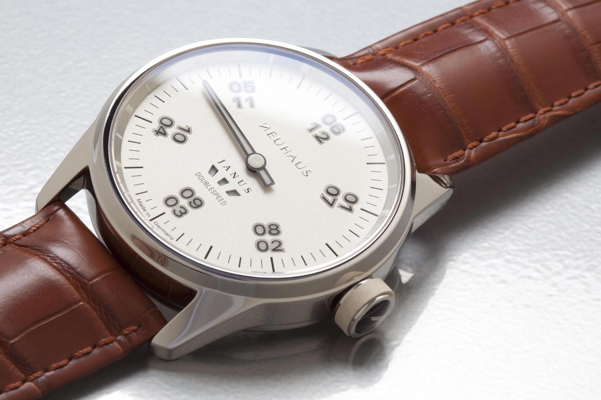 Einzeigeruhr von NEUHAUS Timepieces, Modell JANUS DoubleSpeed, silber Kroko mobil