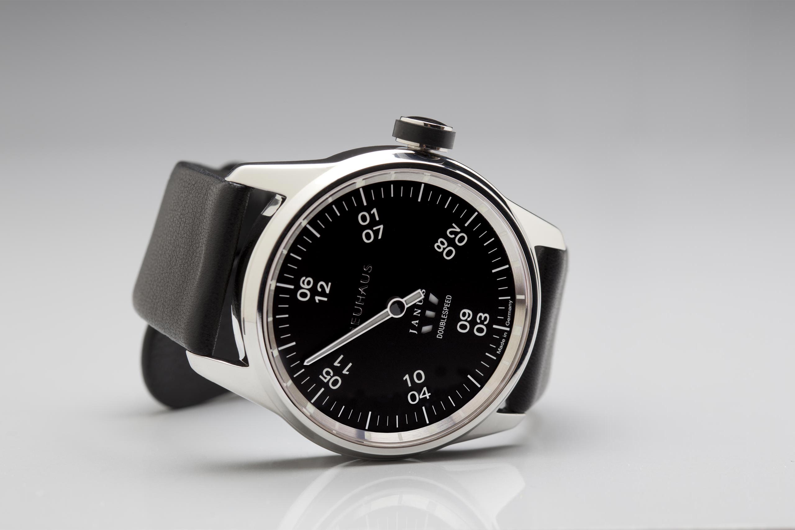 Einzeigeruhr von NEUHAUS Timepieces, Modell JANUS DoubleSpeed ds08N aufband