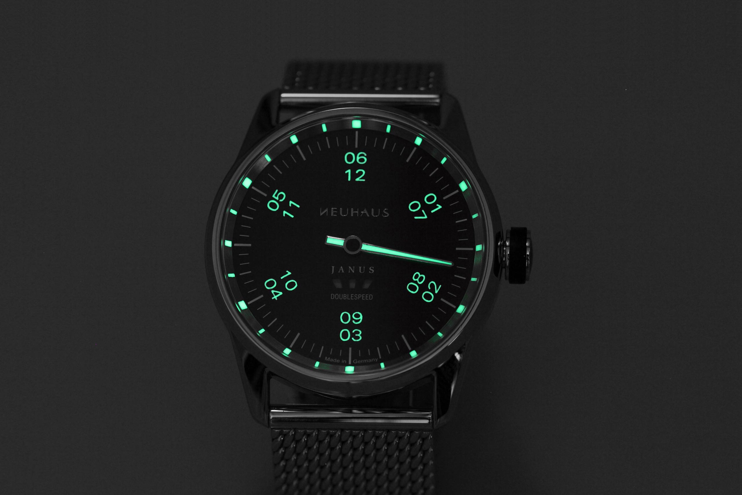 Einzeigeruhr von NEUHAUS Timepieces, Modell JANUS DoubleSpeed, leuchtend