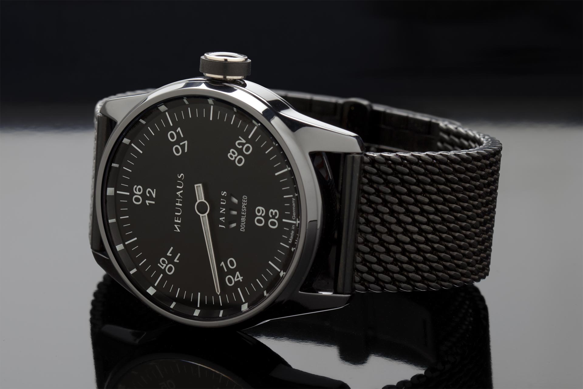 Einzeigeruhr von NEUHAUS Timepieces, Modell JANUS DoubleSpeed-Sport dss05N liegend mobil