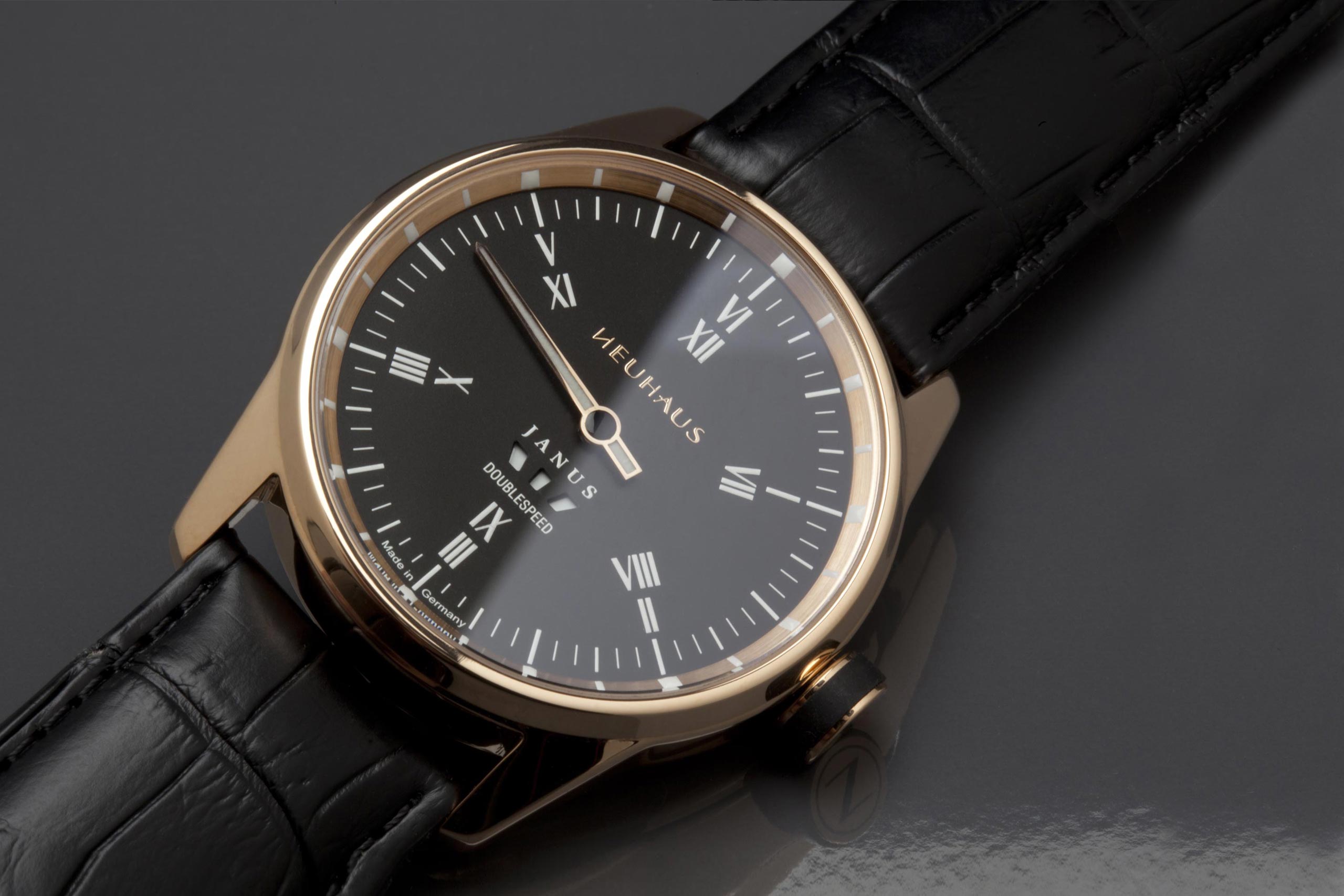 Einzeigeruhr von NEUHAUS Timepieces, Sondermodell JANUS DoubleSpeed Roman Gold, liegend