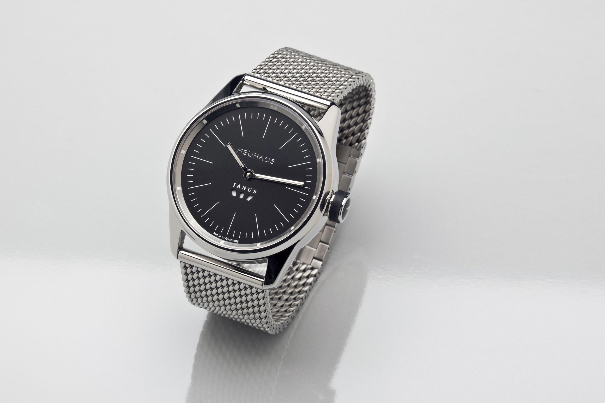 Zweizeigeruhr von NEUHAUS Timepieces, Modell JANUS minimal mi01 schraeg