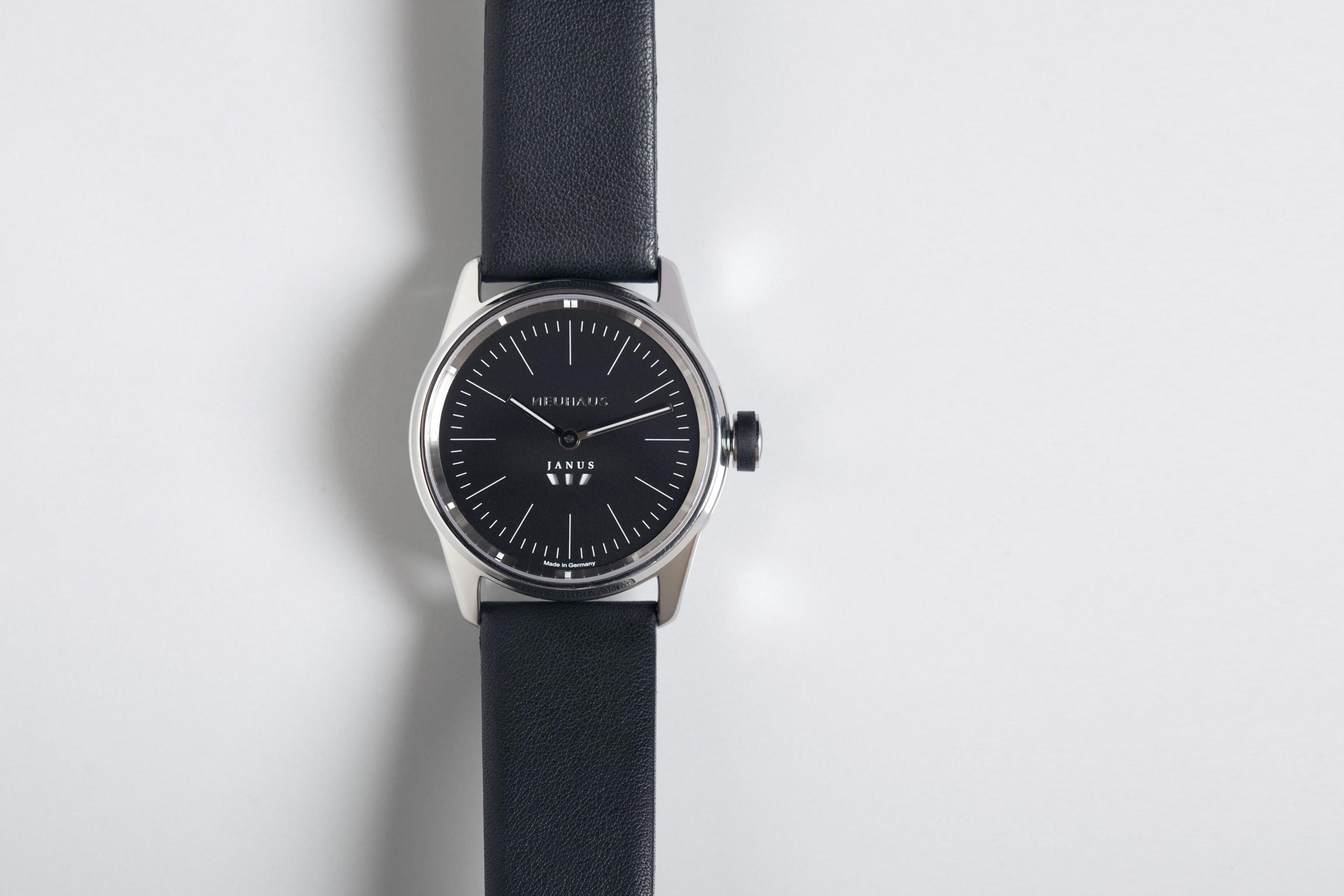 Zweizeigeruhr von NEUHAUS Timepieces, Modell JANUS minimal mi02 top