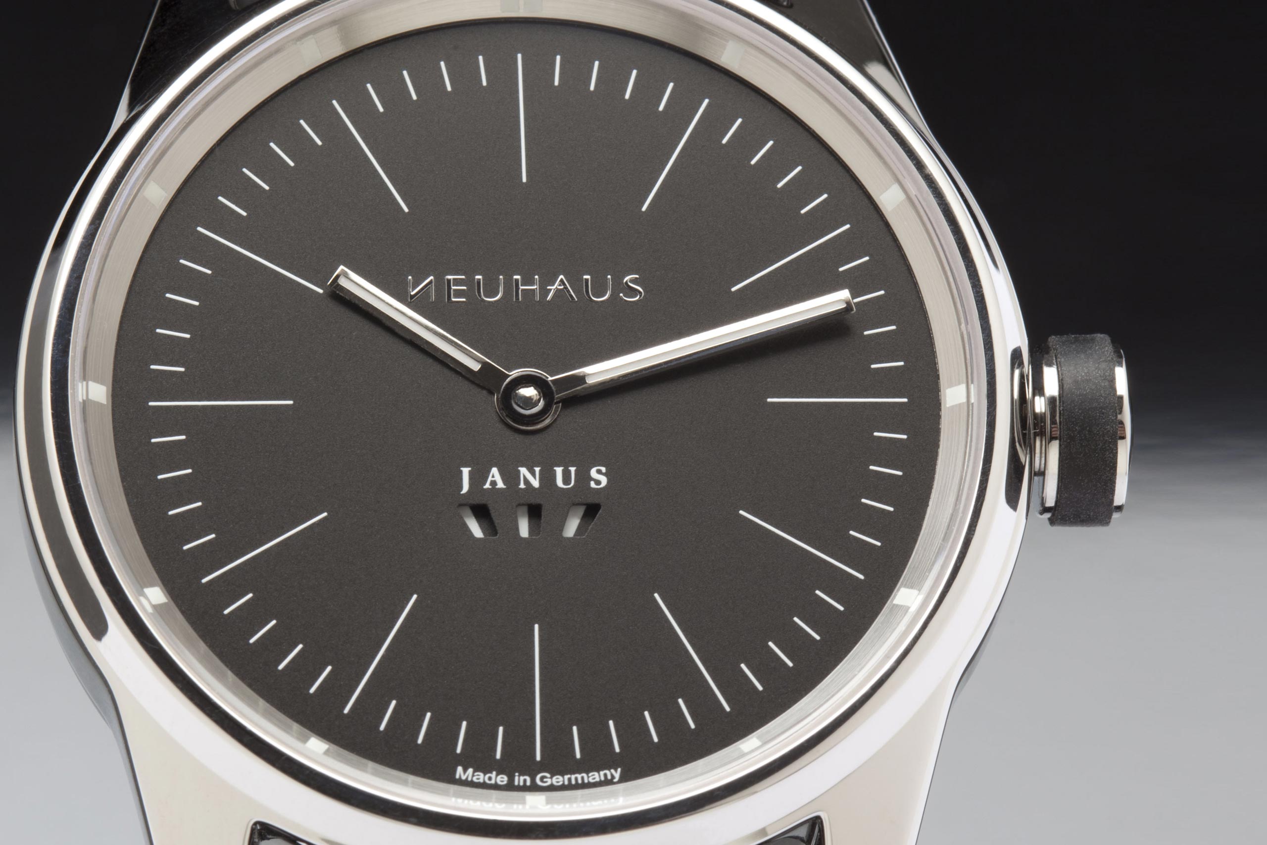 Zweizeigeruhr von NEUHAUS Timepieces, Modell JANUS minimal, gangindikation