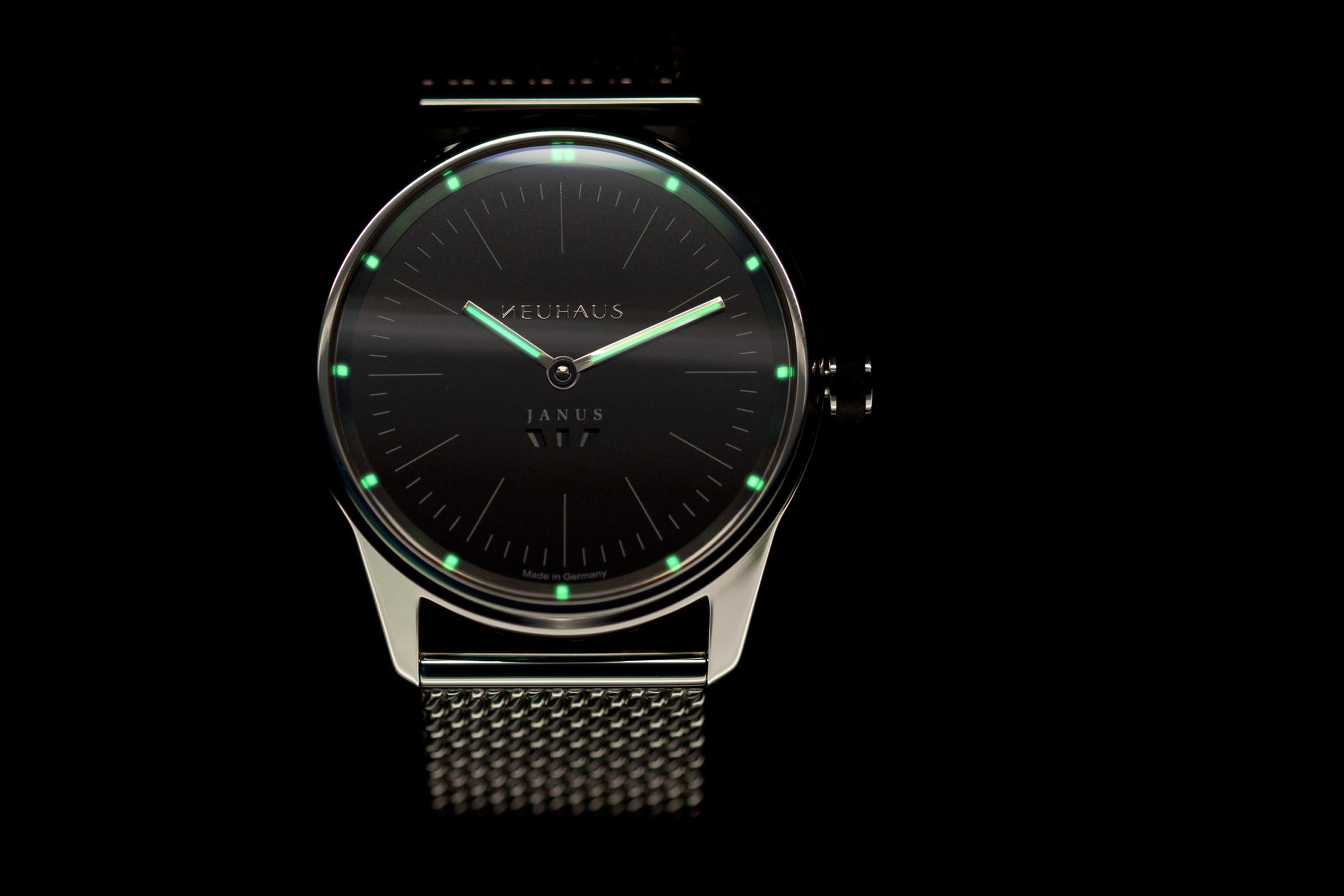 Zweizeigeruhr von NEUHAUS Timepieces, Modell JANUS minimal, leuchtend