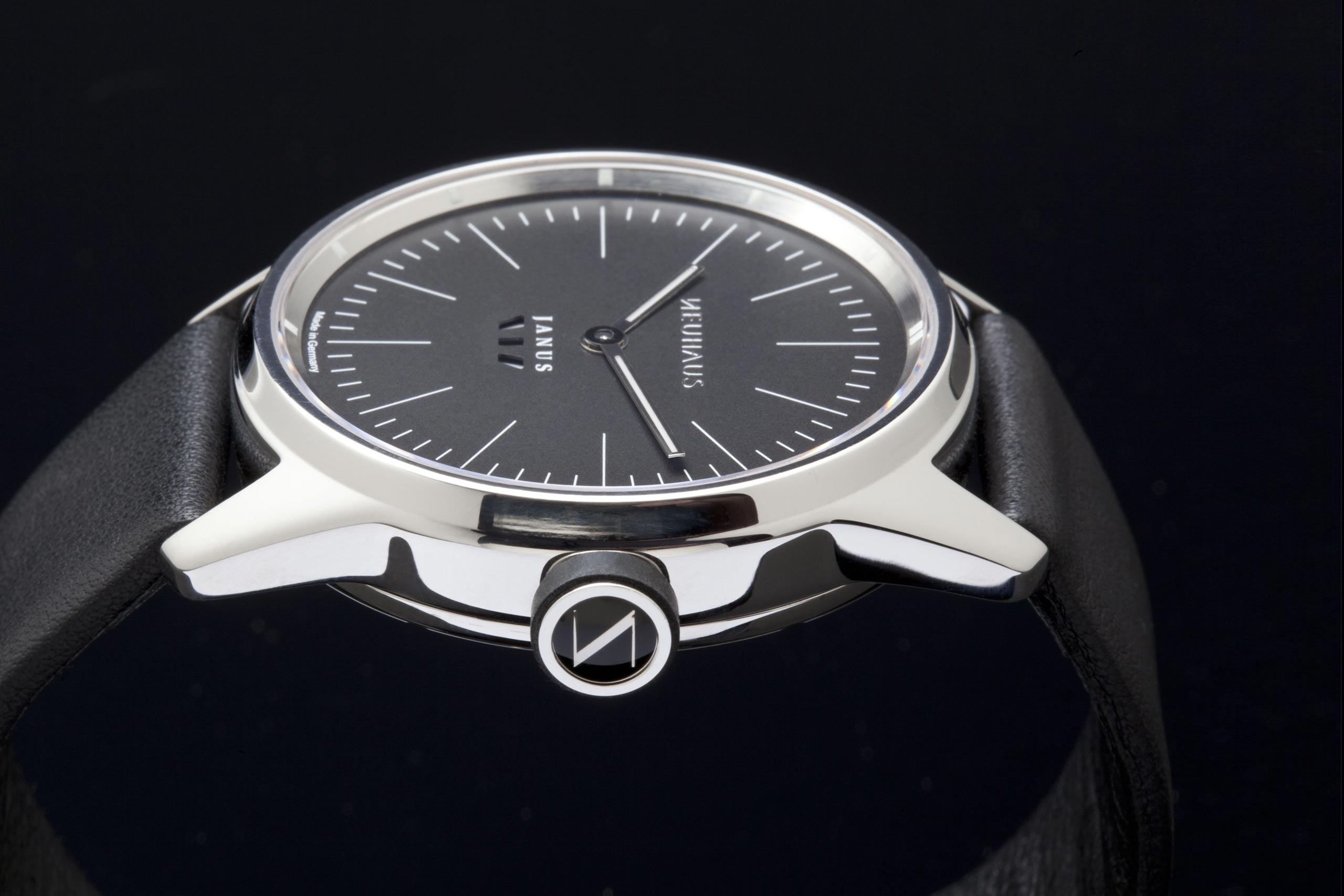 Zweizeigeruhr von NEUHAUS Timepieces, Modell JANUS minimal, seitlich