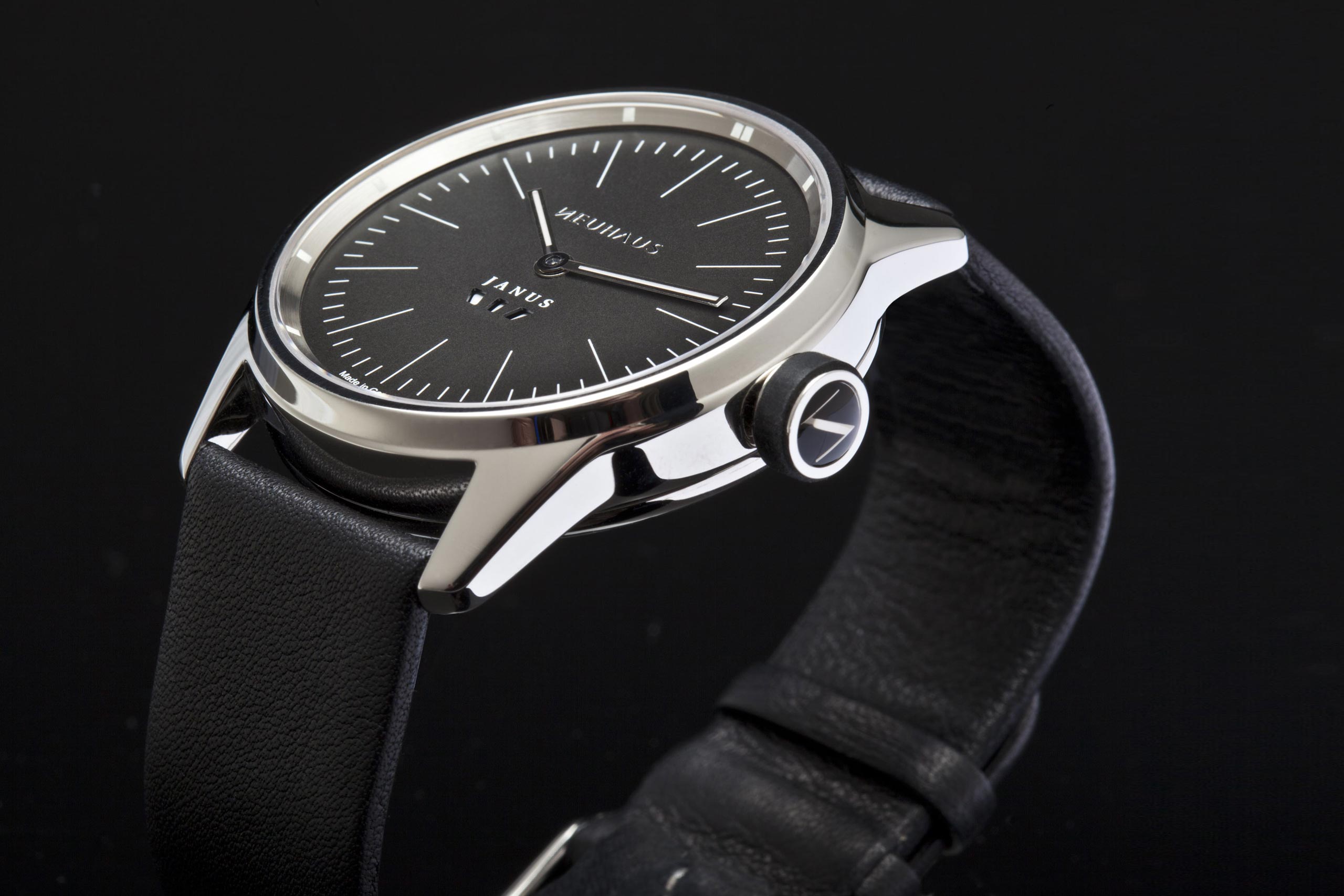 Zweizeigeruhr von NEUHAUS Timepieces, Modell JANUS minimal, mi09 schraeg