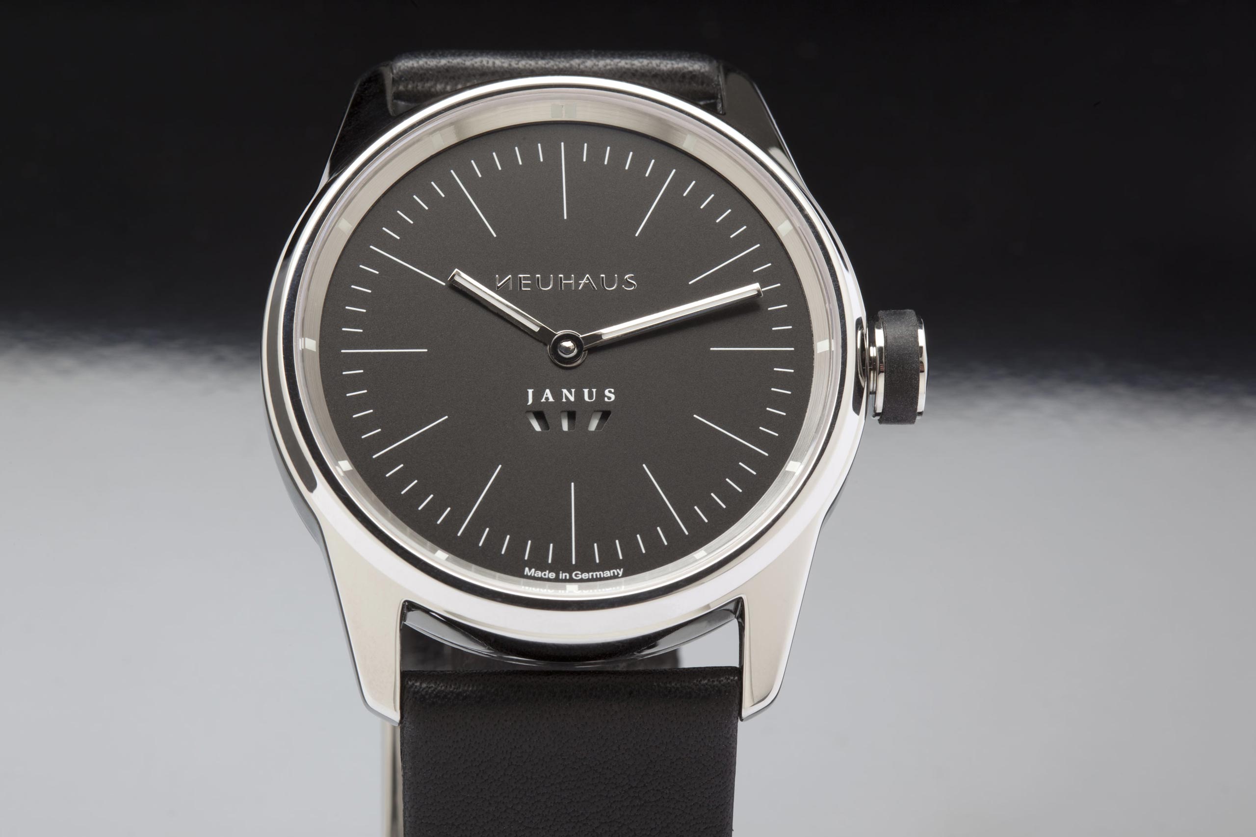 Zweizeigeruhr von NEUHAUS Timepieces, Modell JANUS minimal, mi11 stehend