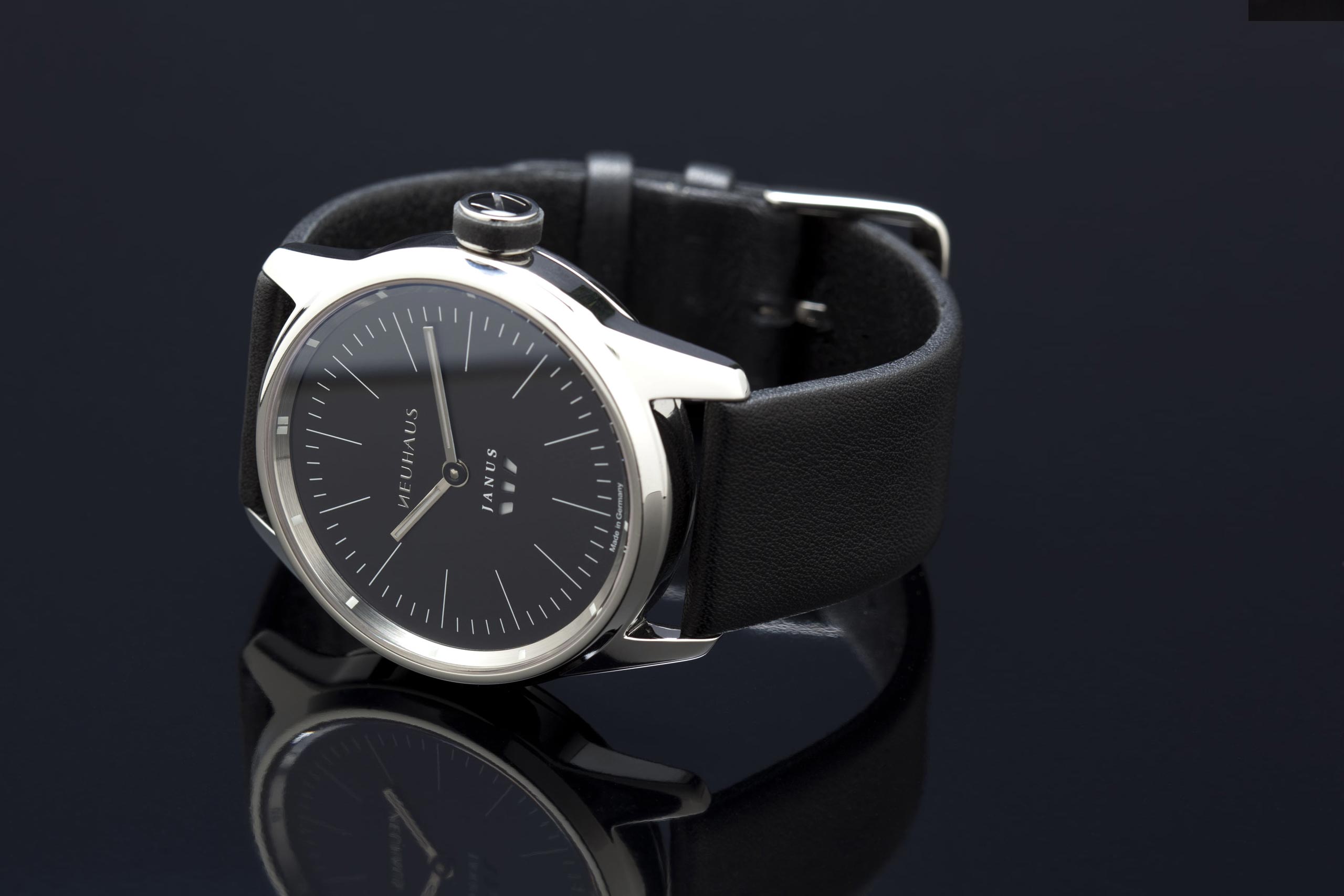 Zweizeigeruhr von NEUHAUS Timepieces, Modell JANUS minimal, mi12 liegend