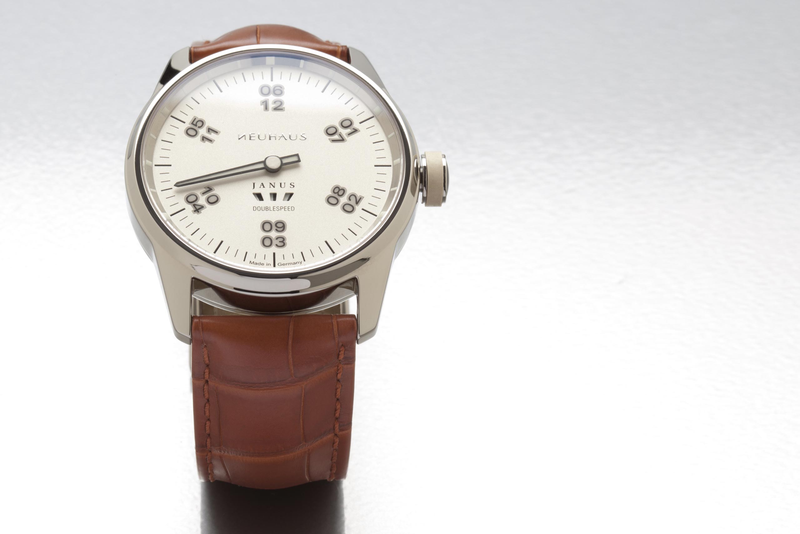 Einzeigeruhr von NEUHAUS Timepieces, Model JANUS DoubleSpeed, kontakt