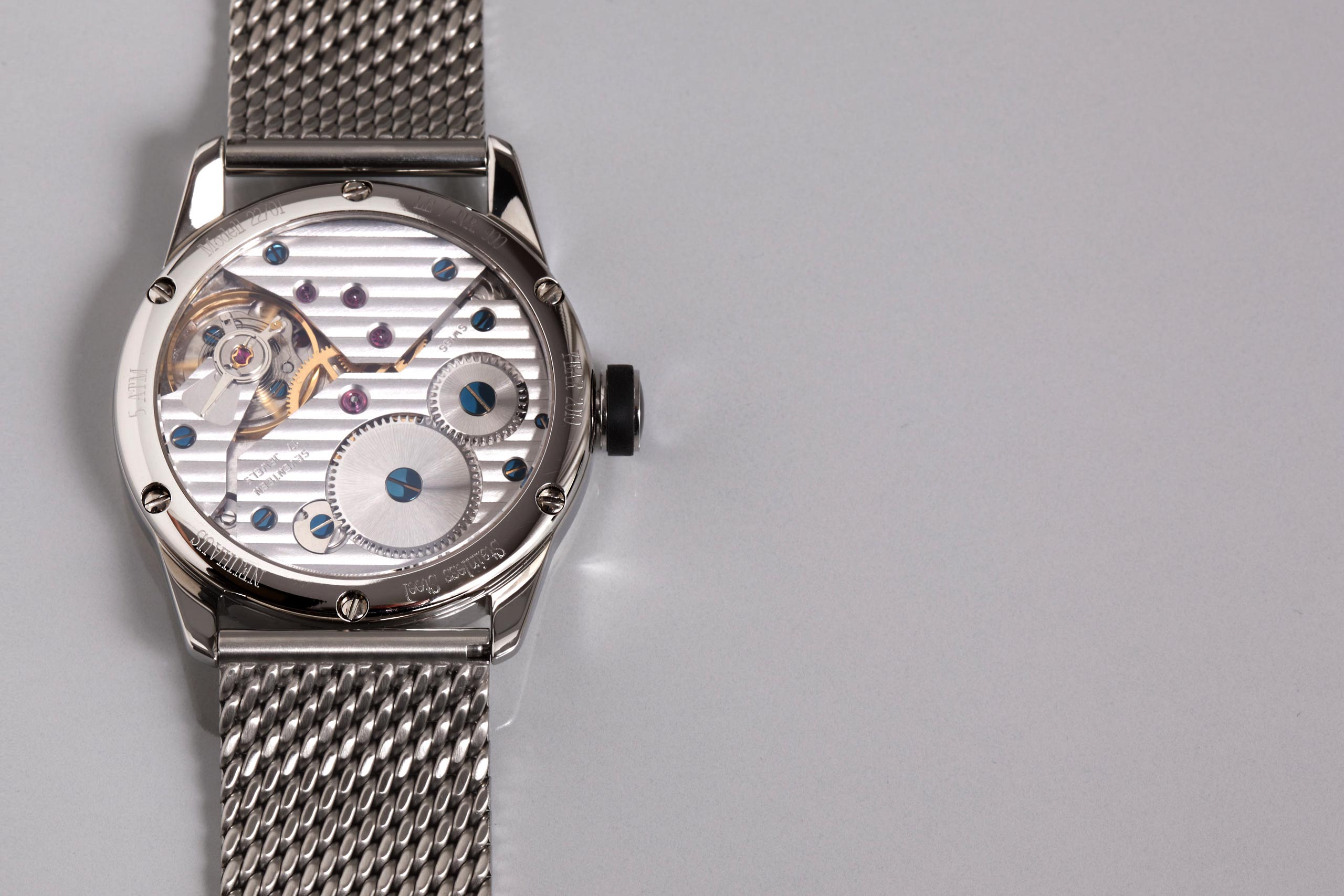 Einzeigeruhr von NEUHAUS Timepieces, Model JANUS DoubleSpeed, Glasboden Werksseite