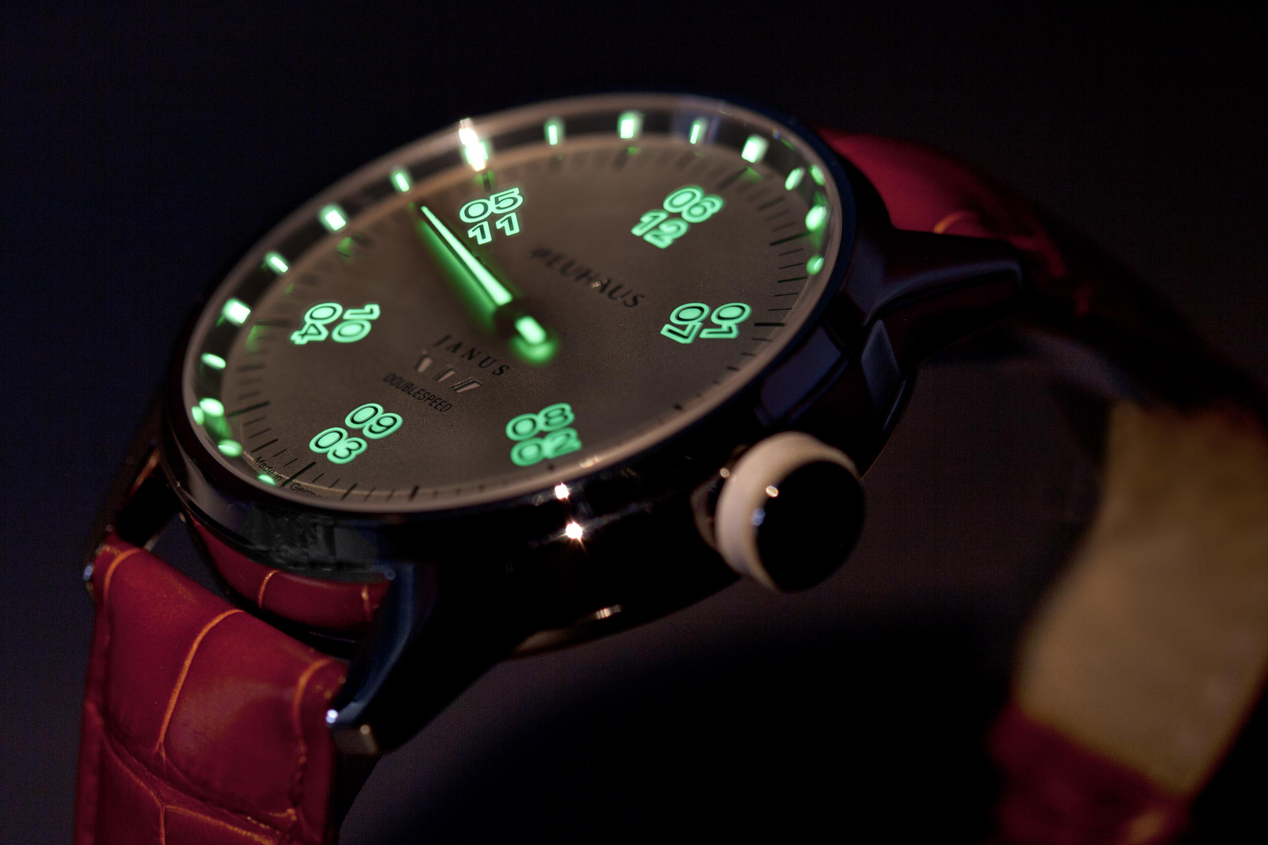 Einzeigeruhr von NEUHAUS Timepieces, Modell JANUS DoubleSpeed